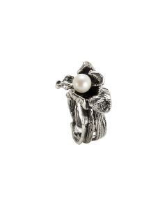 Anello in argento brunito con piccola ninfea e perla naturale 